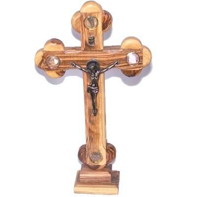 Crucifijo de mesa de tamaño mediano de madera de olivo con muestras de Tierra Santa