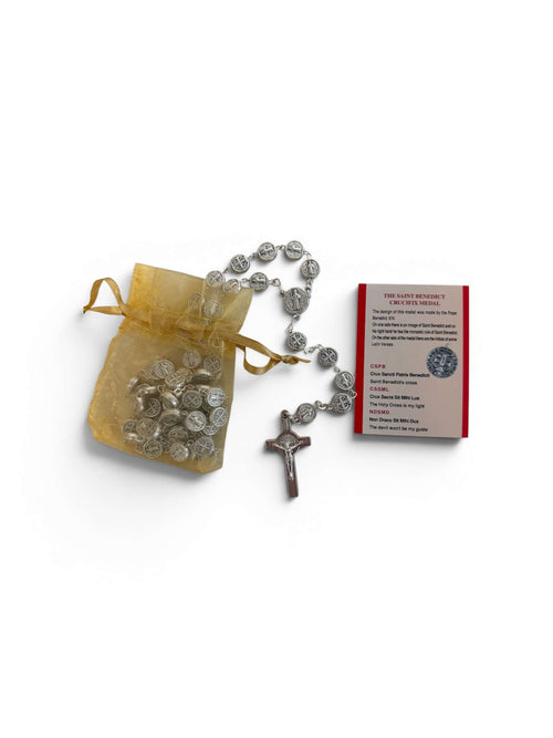 Rosario con centro de San Benito en tono plateado y perlas - Bolsa de organza y Cer...