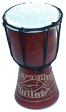 Tambor Djembe o Jembe con tallado de naturaleza y animales de Jerusalén - Tamaño mediano (25 cm de alto) de Holy Land Market