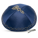 1 X Kippah con signo mesiánico bordado en satén azul marino.