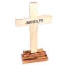 Cruz de madera de olivo de pie con crucifijo.