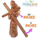 Estatua de Jesús cargando la cruz de madera de olivo del Mercado de Tierra Santa – Figura de 14 cm con cruz de 15.2 cm tallada a mano en Belén por artesanos cristianos – Incluye certificado de autenticidad y tarjeta de oración