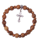 Pulsera religiosa elástica de madera de olivo con Crucifijo en tono plateado empaquetada como regalo con un Certificado de Autenticidad y origen especial y una tarjeta de regalo del Padre Nuestro GRATIS