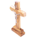 Cruz de madera de olivo de pie con crucifijo.