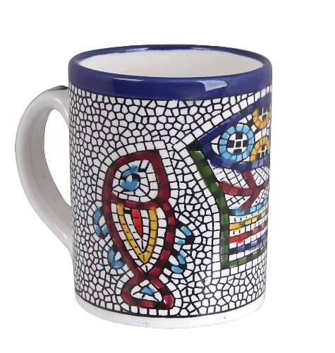 Taza de cerámica armenia del milagro de la multiplicación de los peces y los panes de Tabgha - Mediana (3.2 pulgadas o 8 cm)