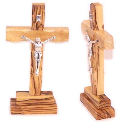 Cruz de madera de olivo de pie con crucifijo.