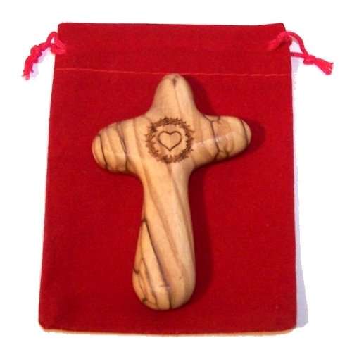 Cruz reconfortante de madera de olivo No hay mayor amor grabada con la corona de espinas y el corazón de nuestro Señor. Viene con caja de regalo, bolsa de terciopelo y tarjeta del Padre Nuestro - Cruz de 2.75"