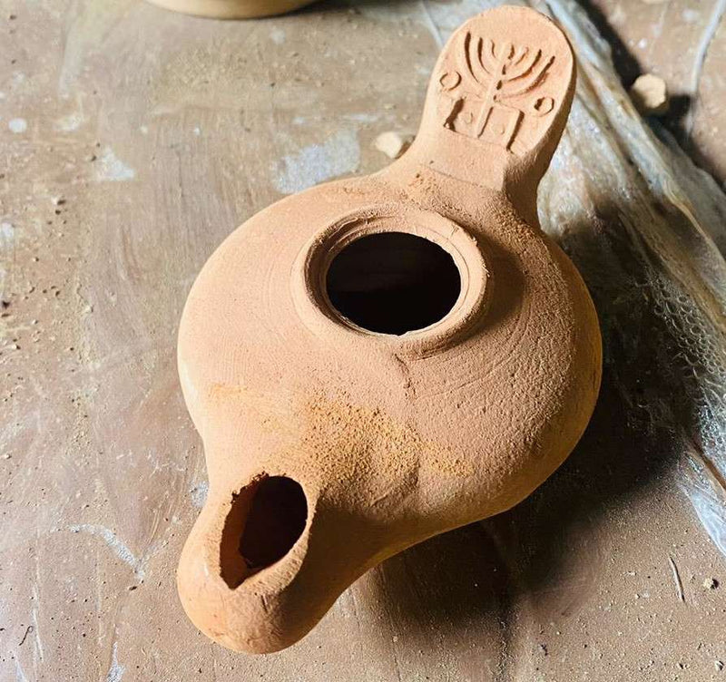 Antigua lámpara de aceite de barro estilo herodiano - con Estrella de David y Menorah - Lámpara de aceite de terracota envejecida de Sinagoga Judea