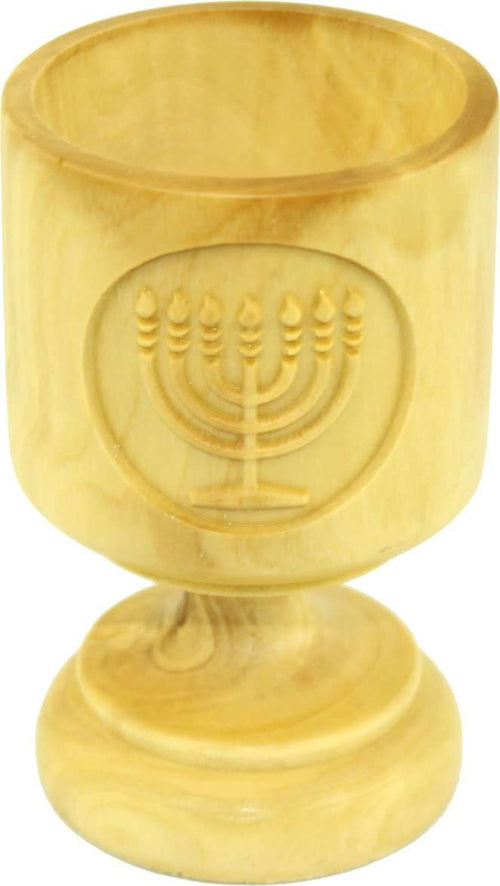 Copa de vino de madera de olivo tallada con Menorah - (3 pulgadas de alto). Gran detalle y trabajo en cada una.