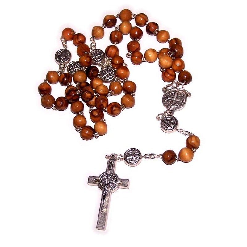 Rosario de madera de olivo con centro de San Benito en tono plateado y cuentas - Organza ...