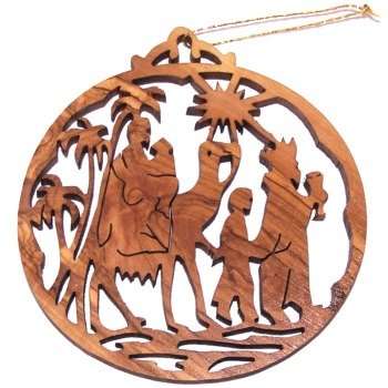 Adorno navideño de madera de olivo Magi (Reyes del Este) de Holy Land Market - Grabado láser (8.7 cm o 3.4" de diámetro)