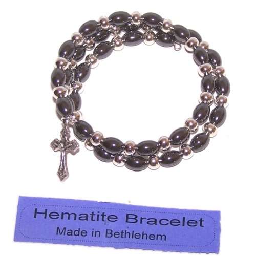 Pulsera religiosa de hematita con alambre expandible con crucifijo tono plata y cuentas de metal plateado