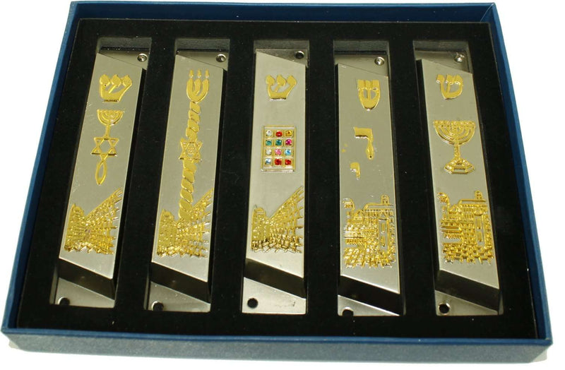 Conjunto grande de 5 mezuzás de peltre limpios y suaves, cortados y chapados en oro, con diferentes temas esmaltados. Cada uno mide aproximadamente 4 pulgadas y viene con pergaminos y tornillos para colgar.