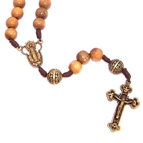 Un Rosario de Madera con un centro de tono bronce y un Crucifijo especial (perlas de 10mm ...