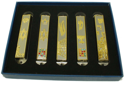 Un conjunto de 5 mezuzás de estaño cortadas limpias y suaves y chapadas en oro con diferentes temas esmaltados. Cada una mide aproximadamente 3.5 pulgadas y viene con pergaminos y tornillos para colgar