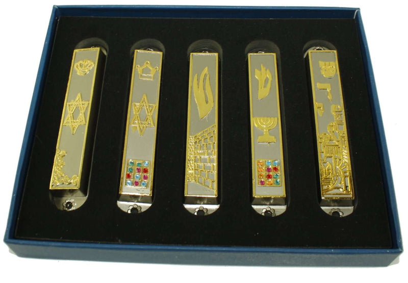 Un conjunto de 5 mezuzás de estaño cortadas limpias y suaves y chapadas en oro con diferentes temas esmaltados. Cada una mide aproximadamente 3.5 pulgadas y viene con pergaminos y tornillos para colgar