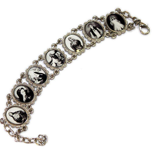 Íconos en blanco y negro en pulsera de metal plateado