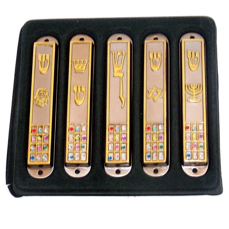 Juego de 5 mezuzahs chapadas en plata y oro con diferentes temas esmaltados. Cada una mide aproximadamente 3.5 pulgadas y viene con el pectoral sacerdotal