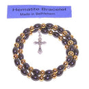 Pulsera religiosa de hematita con alambre expandible con crucifijo en tono plateado y perlas de metal dorado
